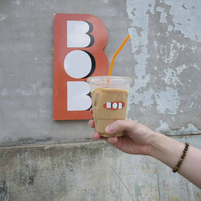 ☕ BOB Coffee – คาเฟ่สีส้มสุดชิค ที่ถ่ายรูปสวยทุกมุ