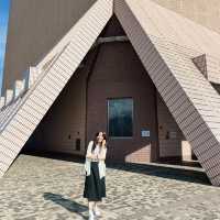 Hong Kong Cultural Centre – สัมผัสศิลปะริมน้ำ