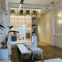 คาเฟ่ในตึกใหญ่ย่านโฮจิมินห์ The Cafe Apartments