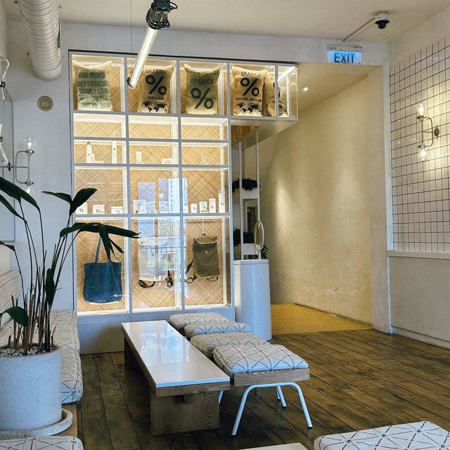 คาเฟ่ในตึกใหญ่ย่านโฮจิมินห์ The Cafe Apartments