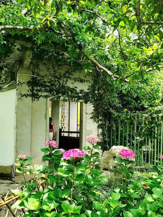 Jiang Villa at Huagang Guanyu (Viewing Fish at Flower Harbor)