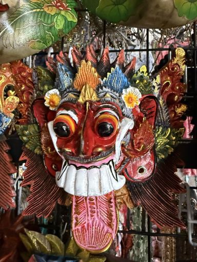 インドネシアのバリ島ウブドの木彫り バリ島ウブド市場｜多彩な木彫りアート——職人の彫刻に宿る魂と神々