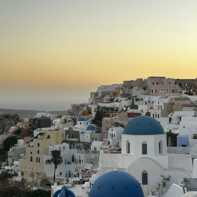 🌅 Oia, Santorini – Sunset Dreams on the Cliffside