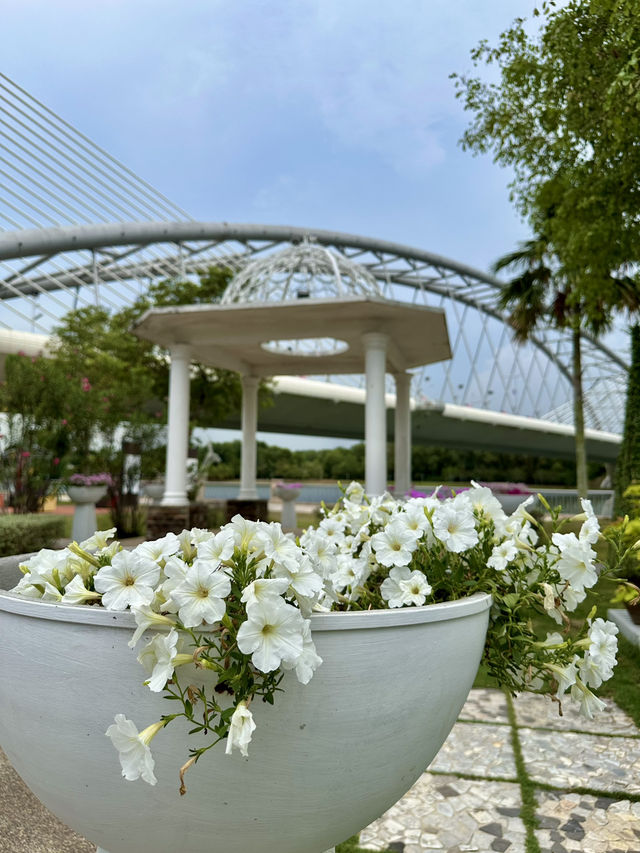 Sunny River Stroll🌿 Anjung Floria – Putrajaya’s Garden of Colors 