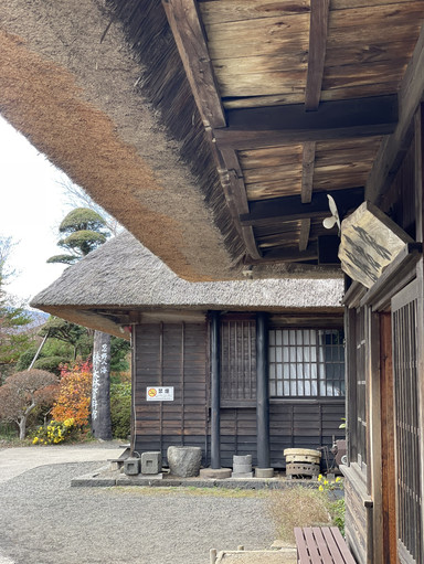 茅葺き屋根、富士山、鯉の池を上から見る絶景スポット | Trip.com 忍野村