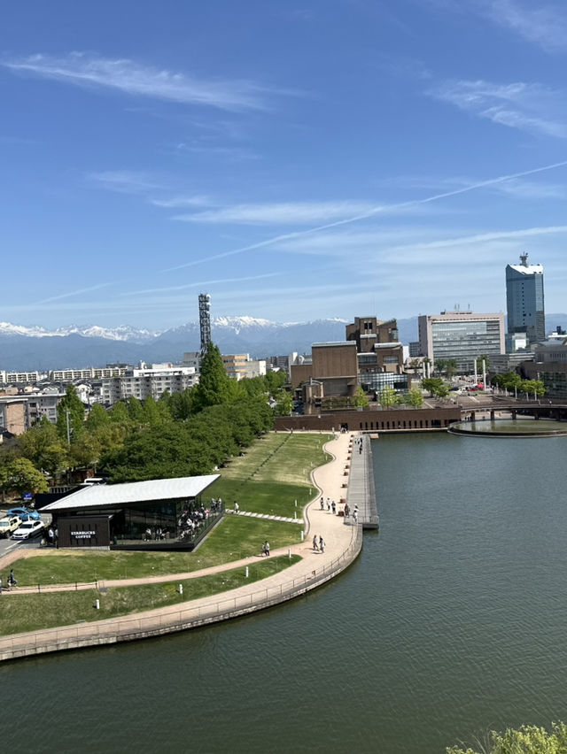 水辺の絶景と世界一のスタバがある場所：富岩運河環水公園