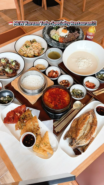 Restoran Spesial Tahu Korea BARU di Singapura?!
Dengan mesin pembuat tahu internal, Wonderful Bapsang mengkhususkan diri dalam 13 semur tahu dan hidangan tahu, dengan santapan sehat berprotein tinggi yang berfokus pada kesehatan dan
cita rasa Korea yang autentik.
.
1️⃣ Set Semur Tahu (SGD 22.90 - 23.90) ✨
2️⃣ Konguksu (SGD 18.90) ⭐️- Mie Susu Kedelai Dingin
3️⃣ Bibimbap Batu Panas (SGD 19.90 - 21.90)
4️⃣ Panekuk Aneka Rasa (SGD 26.90) ✨- Kimchi, Tahu Buatan Rumah, Bunga yang Dapat Dimakan, Aneka Hidangan Laut, Kerang, Kentang
5️⃣ Ttok Galbi (SGD 19.50) ⭐️✨- Iga Bakar
6️⃣ Salad Segar (SGD 15.90 - 20.90)
7️⃣ Makarel Bakar Rumahan Korea (SGD 23.50)
.
📍 Bapsang yang Luar Biasa
#panduansingapura #singapura
