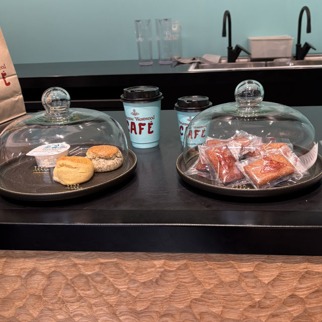 【東京/表参道🇯🇵】アヴァンギャルドな空間🕰 Vivienne Westwood CAFÉ