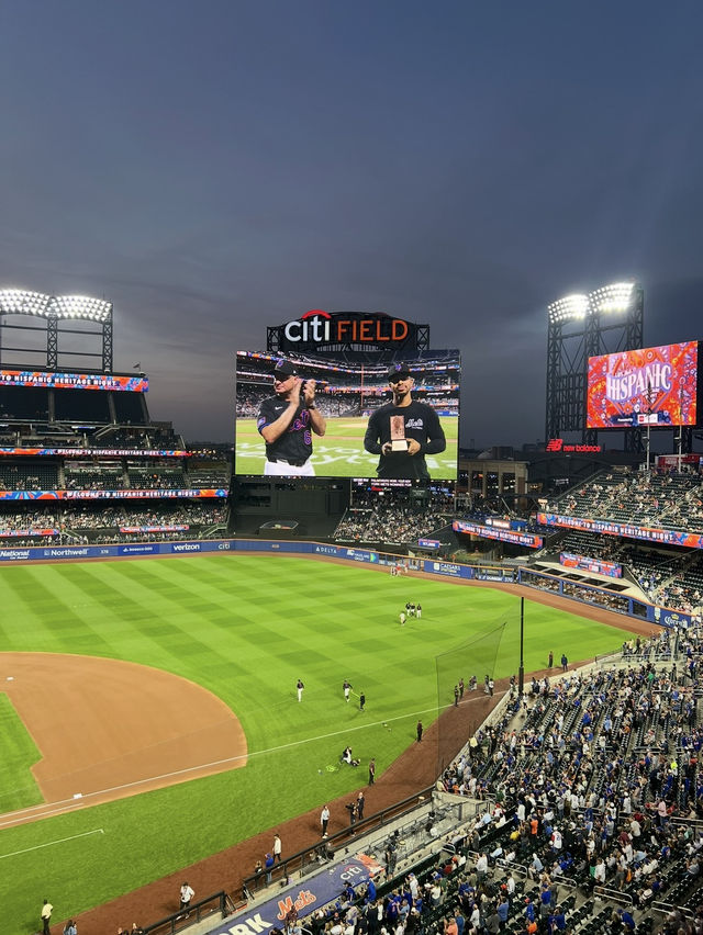 뉴욕의 황금빛 저녁, 시티필드에서 본 감동의 야구 경기
