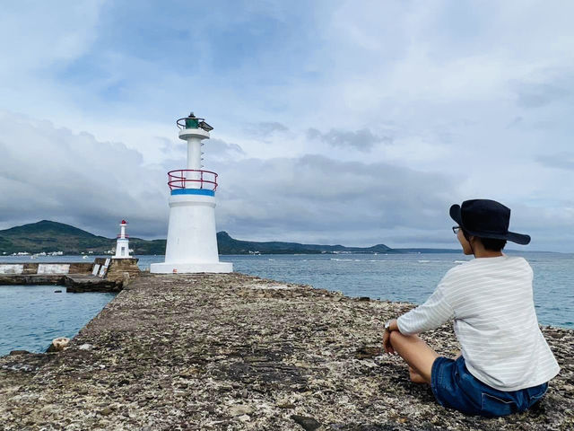 《星砂灣的雙燈塔海景，美得像沖繩一樣迷人》