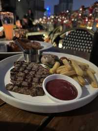  一間可以飽覽上海外灘的西餐廳！