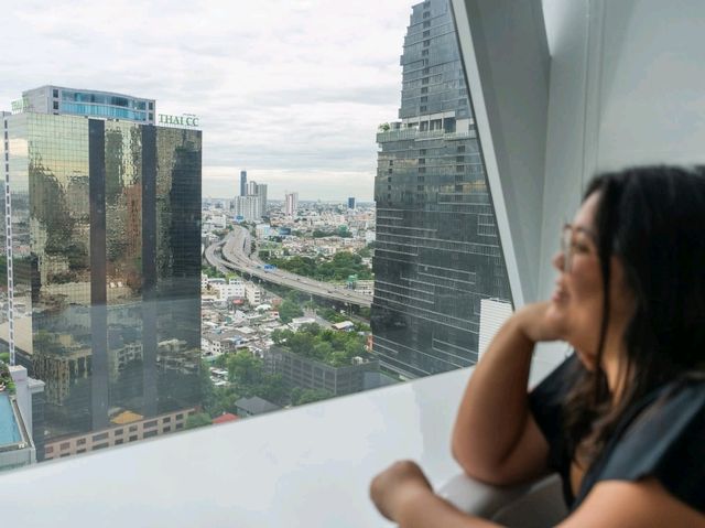 พักผ่อน กินดื่ม ชมวิวเมืองสุดอลังกลางสาธร