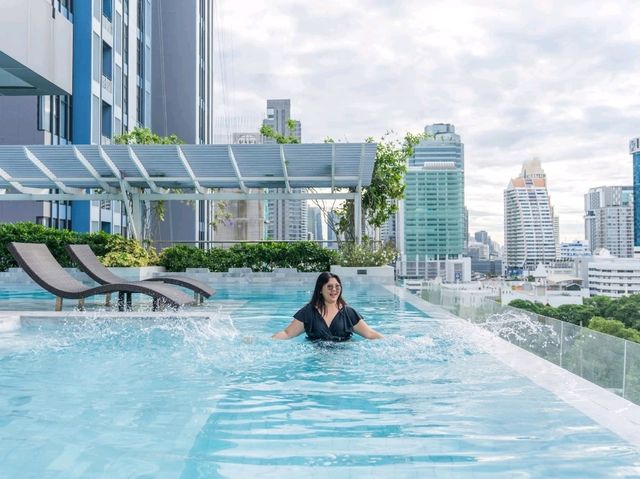 พักผ่อน กินดื่ม ชมวิวเมืองสุดอลังกลางสาธร