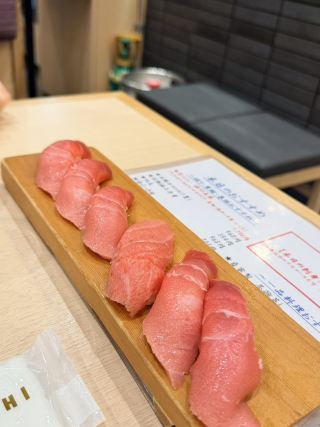 ウツノミヤテラスの「Takumi（すし華亭 匠）」：口の中でとろけるカマトロを味わえる、絶品寿司  。