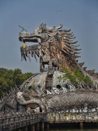 🐉 The Abandoned Water Park near Hue

Not every place is worth visiting because it's beautiful. Some places are worth visiting because they tell a story.

This giant dragon is part of an abandoned water park just outside Hue, Vietnam. The park opened in 2004 with big ambitions, but due to low visitor numbers and financial problems, it closed only a few years later. Today, nature is slowly reclaiming the site, turning it into one of Vietnam's most unusual hidden attractions.

The dragon is the highlight of the park. You can climb inside and walk up to its mouth, where you'll get a great view over the lake. While graffiti has changed the original appearance, it also reminds you that this place has taken on a life of its own.

💡 Practical tips:
It's located about 10 km from Hue city center.
The easiest way to get there is by scooter or Grab.
Wear sturdy shoes, as many paths and stairs are damaged.
Visit early in the morning or late in the afternoon for cooler temperatures and better light for photos.

Places like this remind me that even the biggest dreams don't always succeed. In the end, nature always finds a way to take back what was once hers.

#travel2026 #vietnam #hue 
