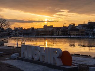 Kushiro City in Hokkaido, Japan, has some incredibly beautiful sunset spots. A popular sunset viewing spot is Nusamai Bridge: the main viewpoint in the heart of the city, spanning the Kushiro River. It's adorned with statues of beautiful women representing the four seasons. The golden light reflecting off the frozen water creates a stunning sight. There are also hotels nearby, making it possible to watch the sunrise early in the morning as well.
#kushiro #hokkaido #sunset #winter
