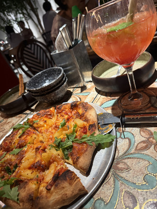 【銅鑼灣美食】發現寶藏新店！西餐 x 酒吧 x 烘焙三合一 🍕🍷✨ UURO：手工 Pizza、精緻牛扒與手作 Bagel 完美結合！