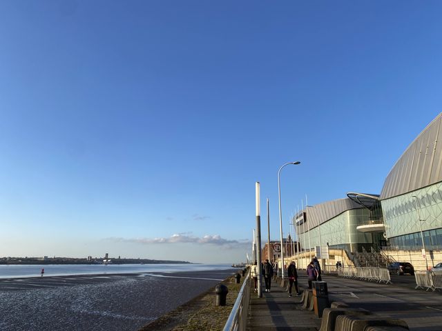 Liverpool Beach: Tranquil Sands Along Mersey 