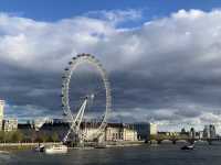 藍天下的London eye