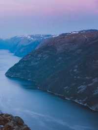 🛶✨“Where Cliffs Touch the Sky: My Scenic Escape Through Lysefjord”✨🗻🌊
