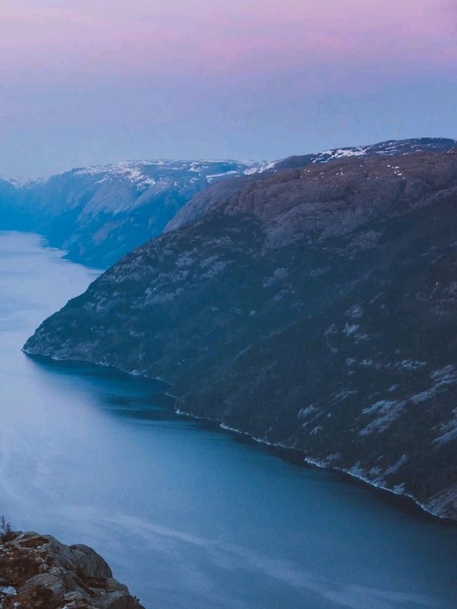 🛶✨“Where Cliffs Touch the Sky: My Scenic Escape Through Lysefjord”✨🗻🌊