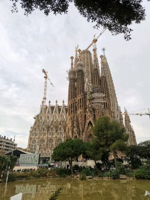 Barcelona weekend getaway under £100💰