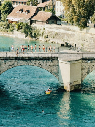 Окунитесь в Берн: город, куда люди плывут домой 🌊