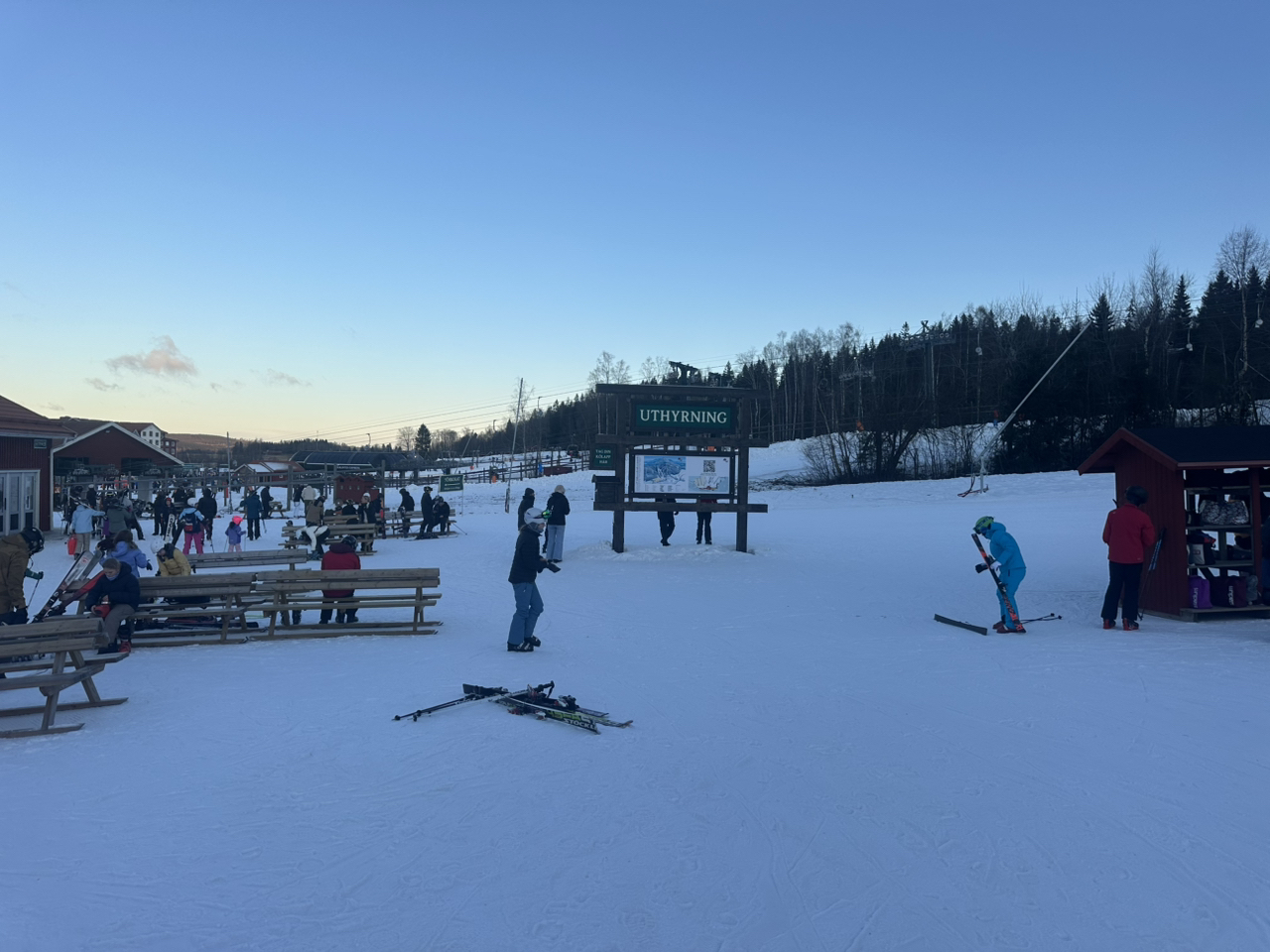 Romme Alpin, a Swedish winter ski resort, is located in Bollenge with a vast view, surrounded by forests on all sides, and an environment that resembles a fairytale world. The ski resort is large enough so that whether you are a novice or an expert, you can find the right trail for you. About 2.5 hours over from the central station, the transportation is relatively easy and suitable for planning a day or short ski trip.

Ski resort introduction and features:
Romme Alpin Ski Resort is located at Koppslahyttan 111, 781 98 Borlänge, Sweden. There are many choices of snow trails, not many people, playing feels relaxed and comfortable, not afraid of bumping into people; and skiing can also enjoy the forest snow scenery along the way, in the evening, the sky is soft, the whole view is very healing.

Transportation/Ticketing Tips:
It is recommended to buy tickets and ski resort ticket packages online early. If you are traveling from Stockholm, you can take a dedicated bus directly from the central station, get off and walk to the entrance, which is very convenient.

Must-play highlights:
· Beginners recommend walking the simple snow trail first, feel the fun of snow skiing, Laban take the cable car up the mountain can slowly take pictures all the way, the snow scenery is very beautiful
· Advanced players can challenge more technical mountain trails with many gradients and bends to choose from
· Remember to go to the main building to pick up a map and rent equipment. Beginners are advised to rent a full set of ski equipment. An instructor can make an appointment

Check-in recommendation:
· Take a panoramic view of the mountainside, the forest-surrounded snow with skier silhouettes, especially suitable for shooting sunsets
· Must-see next to the large Romme Alpin sign
· Winter ski suit wear, in natural light is IG sense full

Tips & Notes:
1. Opening hours are divided into periods, December 30 to January 21, 09:00–15:00 daily, extended to 16:00 from January 22 to April 6
2. The mountain is very windy, it is recommended to wear a hat, gloves, windproof goggles, remember to do enough to keep warm
3. Observe the weather forecast. If you encounter heavy snow or wind temporarily, there is a chance that local snow trails will be temporarily closed
4. Less people on weekdays, more people on holidays, but overall not crowded, ideally avoid peak season holidays
5. It is recommended to book tickets and ski rentals online in advance

Topic: Would you challenge newbies to ski trails, or would you prefer high-difficulty foaming? #Borenheski #RommeAlpin #SwedishWinterActivities #SkiBeginners #NordicTravel