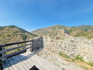 Maglič Fortress: Serbia’s Shrouded Medieval Marvel 🏰🌫️