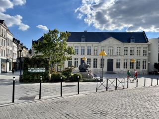 瓦朗謝訥(Valenciennes)位於法國上法蘭西大區諾爾省北部,靠近比利時邊境,距里爾約50公里,人口約4.5萬,是一座歷史悠久的城市。它坐落於斯海爾德河畔,中世紀曾是埃諾伯國的重要城市。市內保存有巴黎聖母院大教堂、瓦朗謝訥市政廳等歷史建築,瓦朗謝訥美術館收藏了魯本斯、戈雅等藝術家的作品。這裡還是著名雕塑家卡爾波的故鄉,素有“雕塑之城”之稱。瓦朗謝訥的歷史、藝術和佛蘭德文化特色,使其成為法國北部值得遊覽的城市。