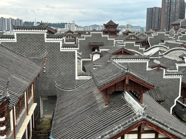 搭了七個多小時高鐵終於到張家界了 ​ ​第一天先隨意在市區溜達，發現這邊的空氣質素真的超好，它是清新