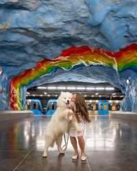 😍🇸🇪 Have you ever seen such vibrant metro stations before? Share your favorite city for unique urban art experiences! 🌍✨