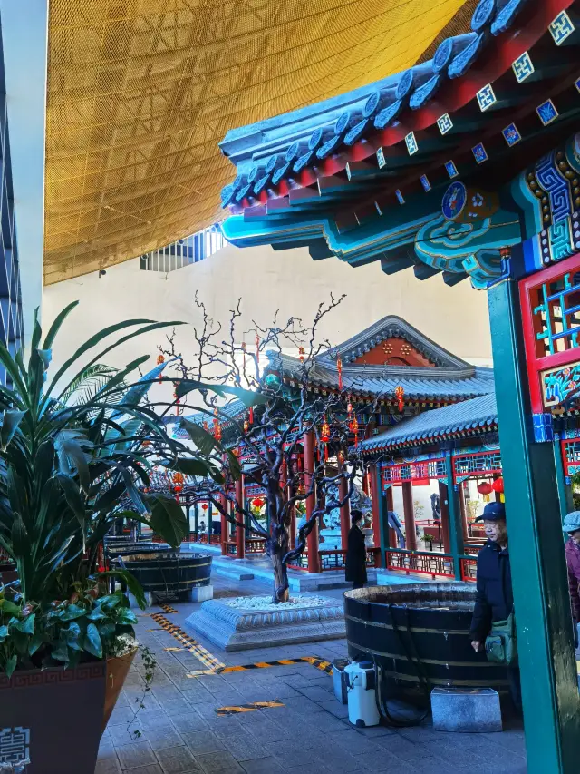 Embroidered with reds and greens, the indoor exhibition hall of the Chinese Garden Museum