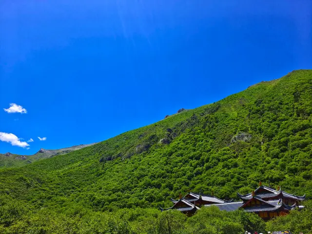 The scenic beauty of Sichuan's Huanglong Scenic Area