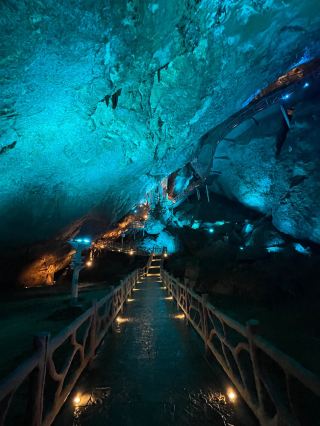 Step into the Yangxin Baidong Gorge and encounter a different geological wonder!
