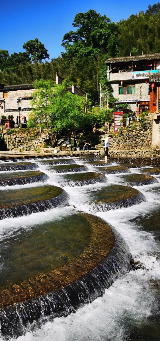 Yaoli Ancient Town is nestled in the beauty of mountains and rivers
