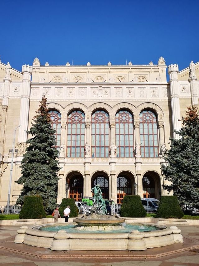 🌟 Budapest's Best: Crowne Plaza's Chic Comfort! 🌟