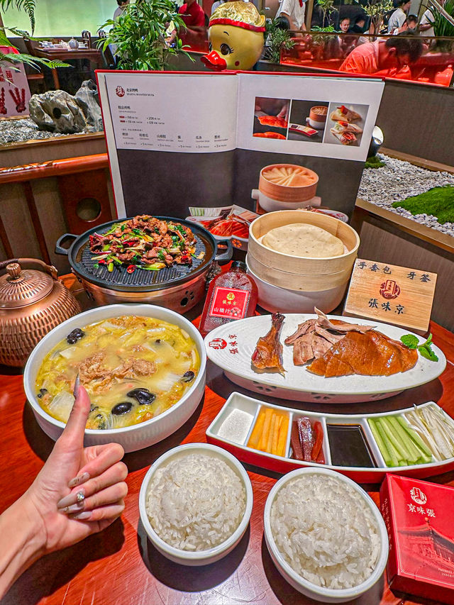 國慶節聚會餐廳北京烤鴨真的太香了。