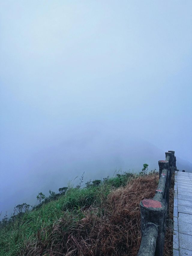 銀瓶山//峰如其名，確有瓶頂//。