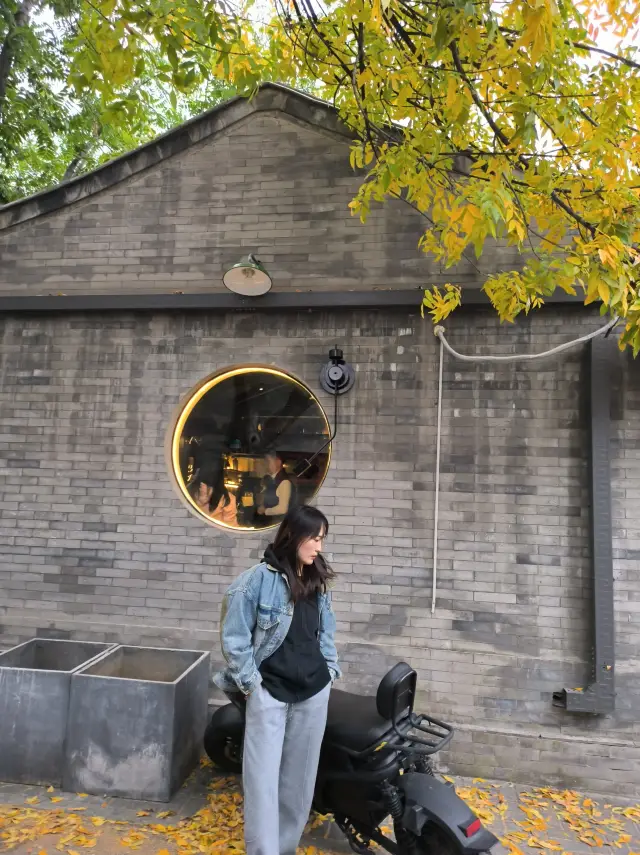 Weekend autumn tour in Beijing's hutongs.