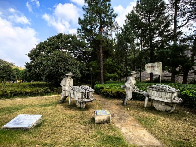 大壩建設者人物群雕。