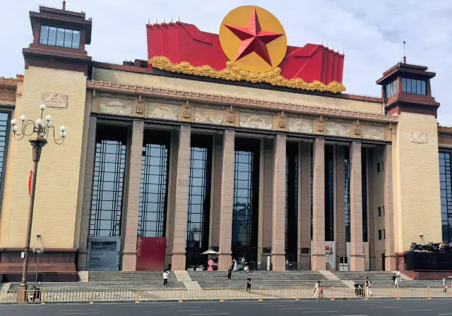 Nanchang: A heroic city with a glorious past and present. 