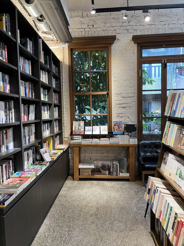 藏在二樓的老宅書店咖啡廳☕台北人的精神角落