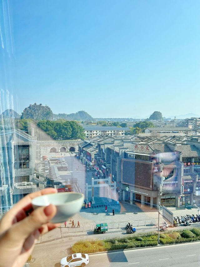 位於桂林市中心的酒店，讓您躺著欣賞東西巷的奇妙體驗！