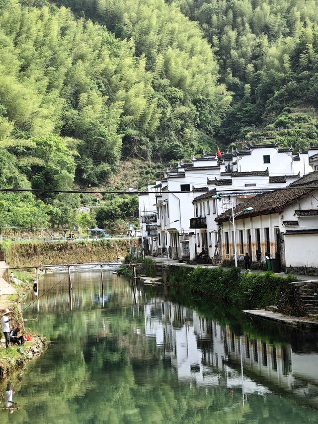 婺源藏著「圓形秘境」！800年古村被溪水環抱，導航都繞暈