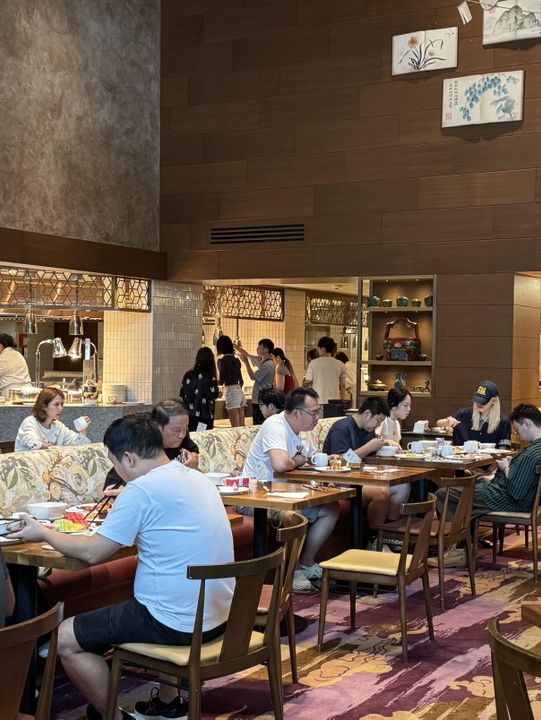 趁著香港迪士尼20周年入住探索家酒店，簡直是大人也能瘋狂的童話冒險！🏜️✨ 