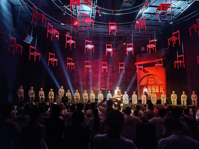 這是陝北，展開暑期度假模式，來延安，住萬達，欣賞《再回延安》，品嚐海鮮自助餐； 嗨！大家好！剛剛從