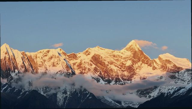 藏地必去日照金山