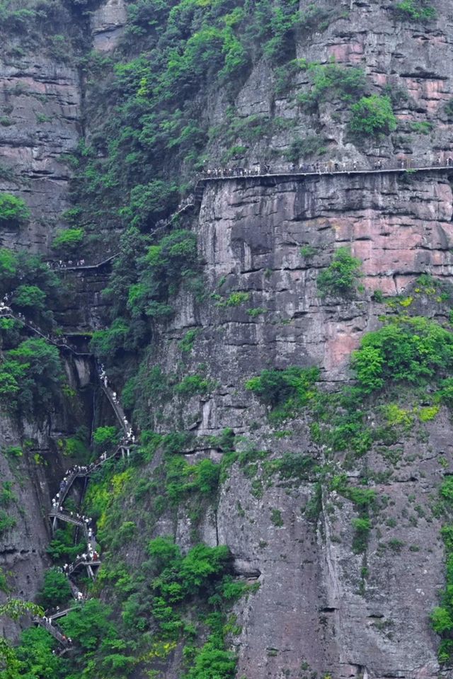 懸空棧道，心跳尖叫！峰巒疊嶂，姿態萬千是山水畫裡的真實場景