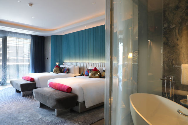 🌊 Fantastic Lake View Room: Push the Window to See a Tang Dynasty Scroll